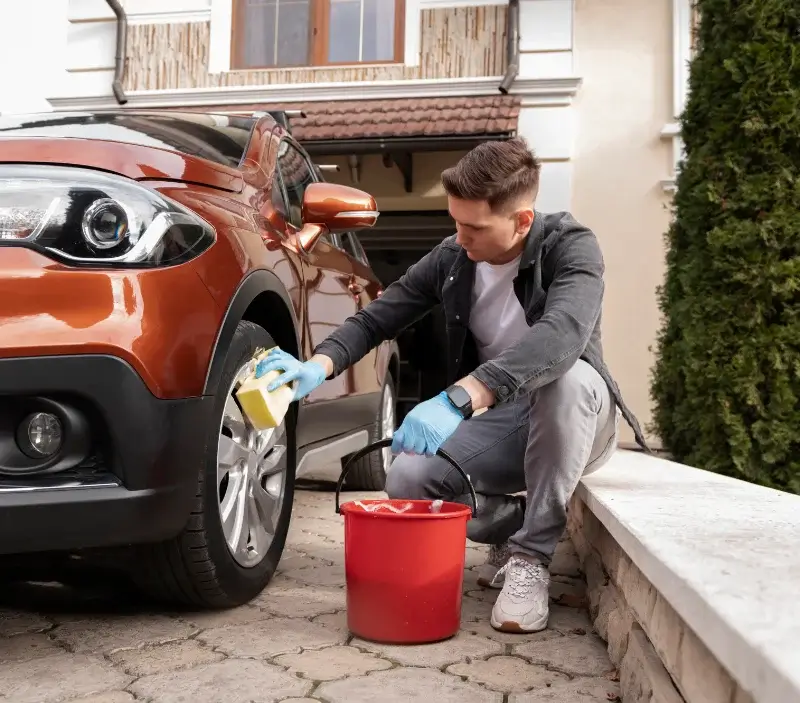 Lavage auto à domicile Salles-d'Angles : professionnel intervenant sur un véhicule